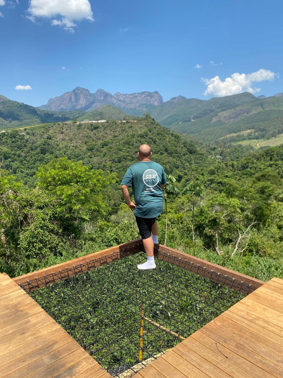 Rede suspensa instalada em área externa com vista para vegetação