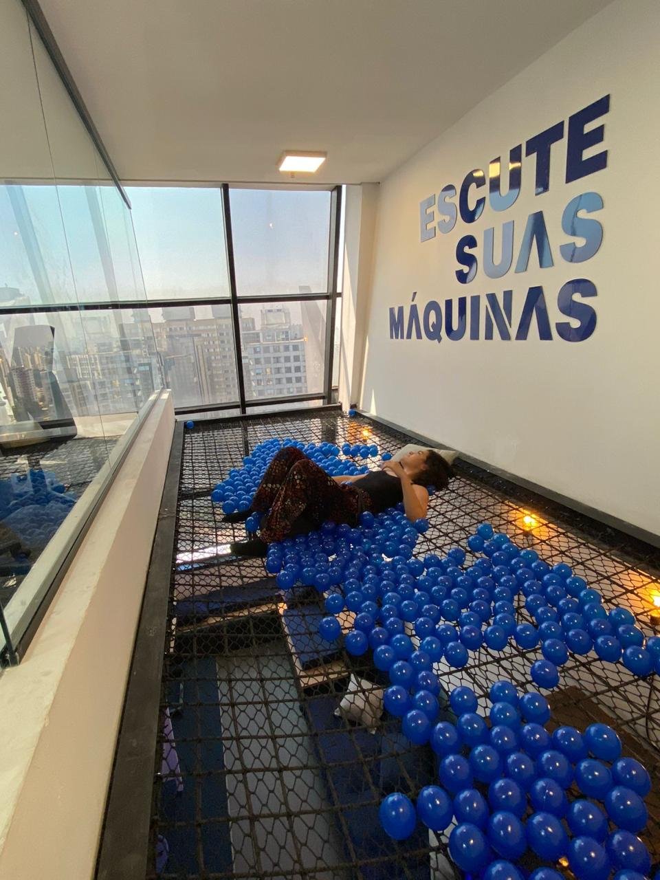 Rede suspensa em ambiente interno para lazer e descanso